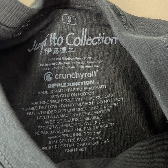 Junji Ito Miss Fuchi Pukes A Frog T-Shirt Black Small - Picture 5 of 6